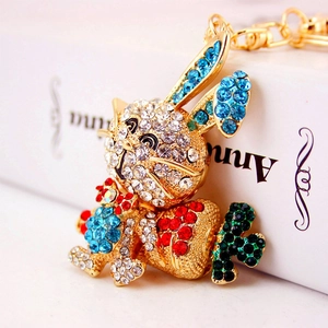 Porte-clés lapin créatif avec strass colorés tenant une carotte en métal doré