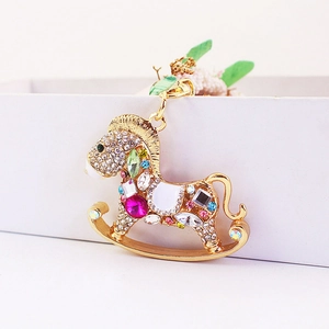 Porte-clés cheval à bascule doré avec strass multicolores et fermoir à ressort chic