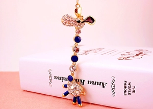 Macro detail of giraffe keychain featuring gold coating and sparkling crystal rhinestones