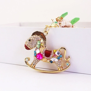 Porte-clés cheval à bascule étincelant avec strass colorés et finition dorée