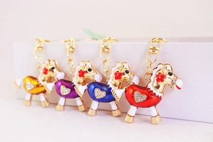 Lot de quatre porte-clés cheval avec strass en jaune, violet, bleu et rouge éclatant