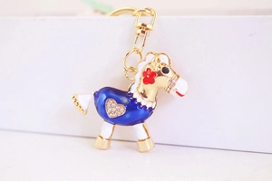 Détail du porte-clés cheval avec émail bleu et incrustation d'un cœur en strass brillant