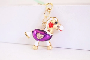 Détail du porte-clés cheval avec finition émail violet et strass brillants décoratifs