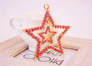 Détail d'un pendentif étoile en cristal rose avec cadre doré sur fond élégant