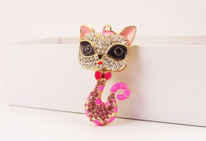 Détail du porte-clés chat en alliage avec strass blancs et émail rose brillant