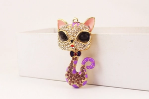 Détail de porte-clés chat en alliage avec cristaux scintillants et émail violet