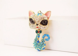 Détail macro du porte-clés chat montrant l'incrustation de strass et l'émaillage
