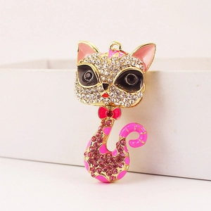 Porte-clés chat mignon en métal doré serti de strass blancs et détails en émail rose