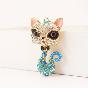 Charmant pendentif chat doré orné de strass brillants et d'une finition en émail