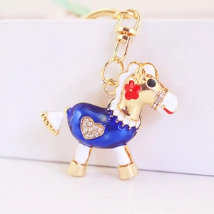 Porte-clés cheval à bascule créatif en émail bleu roi avec détails cœur en strass