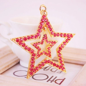 Porte-clés double étoile en strass rose avec finition en métal doré et crochet