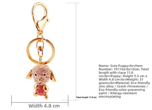 Détails d'un porte-clés chien serti de strass roses et finition dorée élégante
