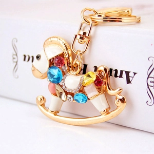 Portachiavi Creativo a Forma di Cavallo a Dondolo in Lega di Zinco Con Strass Multicolore Intarsiato Ciondolo per Borsa Accessori per Donna Gioielli