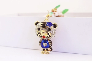Détail d'un porte-clés tigre créatif avec strass en cristal et émail bleu sur métal doré