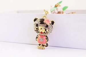 Détail d'un porte-clés tigre mignon avec strass blancs et décor de cœur rose