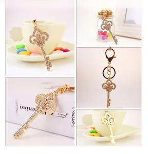 Détail du porte-clés doré en forme de clé orné de strass brillants et d'un fermoir