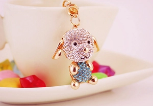 Vue rapprochée d'un porte-clés chien mignon orné de strass bleus et blancs brillants
