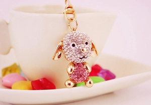 Détail du porte-clés chien orné de strass brillants sur fermoir doré poli