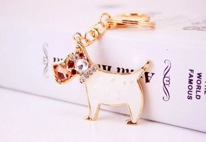 Détail du porte-clés Terrier écossais doré avec strass en cristal et émail blanc