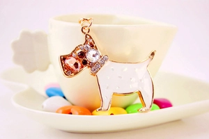 Détail d'un porte-clés caniche en cristal sur tasse en porcelaine avec cœurs