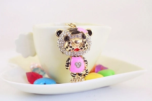 Gros plan du porte-clés tigre mignon orné de strass brillants et d'émail rose
