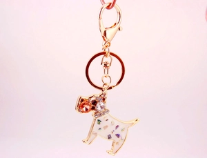 Détail du porte-clés chien Scottie serti de cristaux avec strass roses et fermoir doré