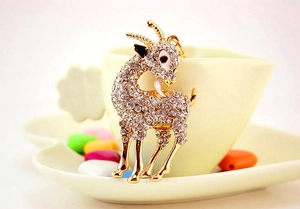 Gros plan d'un porte-clés chèvre dorée avec des strass en cristal étincelants de luxe