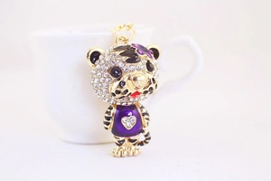 Détail d'un porte-clés tigre créatif avec émail violet et strass blancs scintillants