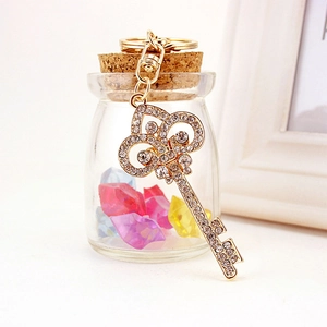 Porte-clés vintage élégant en métal doré orné de strass brillants et de motifs floraux