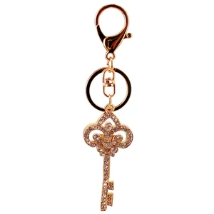 Porte-clés clé vintage doré orné de strass brillants et de motifs floraux