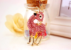 Gros plan d'un porte-clés chèvre en strass rose avec placage doré et fermoir