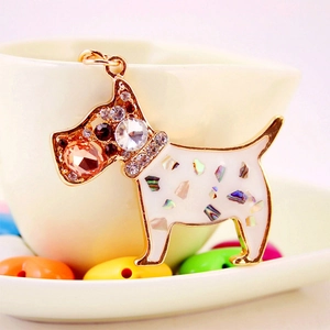 Porte-clés caniche créatif orné de cristaux et paillettes irisées sur fond crème