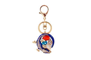 Détail du porte-clés lézard avec émail bleu, strass blancs et pierres précieuses