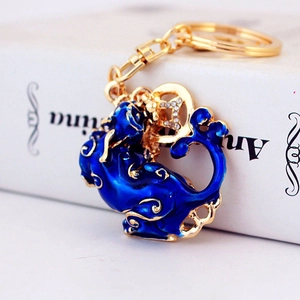 Porte-clés Pi Xiu bleu royal avec placage à l'or et cristaux étincelants