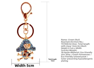 Dettaglio portachiavi a forma di teschio pirata oro rosa con cristalli blu e corona
