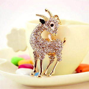 Porte-clés chèvre en cristal étincelant avec placage or et strass sur une tasse en céramique