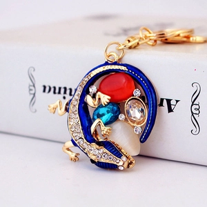 Porte-clés lézard en cristal avec émail bleu et gemmes colorées sur métal doré brillant