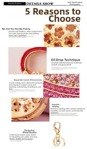 Makro-Details des Pflaumenblüten-Schlüsselanhängers mit rosa Kristallen und Goldlegierung