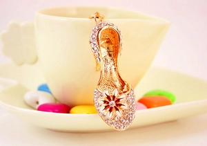 Detail view of sparkling rhinestone high heel keychain with enamel daisy flower charm