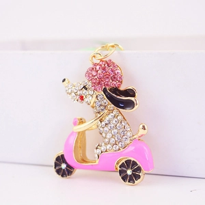 Llavero de caniche con diamantes de imitación en scooter rosa para bolso de mujer