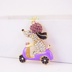 Llavero de caniche con diamantes de imitación en scooter morado y metal dorado