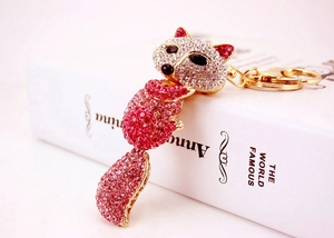 Détail du porte-clés renard en strass rose et blanc avec placage or et cristaux brillants
