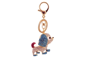 Dettaglio del portachiavi a forma di cane dorato con strass colorati e moschettone