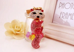 Gros plan d'un porte-clés renard orné de strass roses et blancs avec fermoir doré