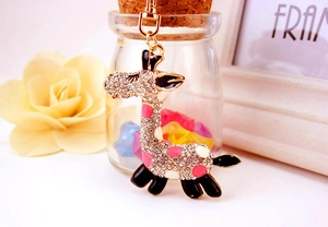 Détail du porte-clés girafe en alliage doré orné de strass en cristal étincelants