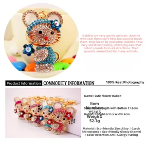 Dettaglio portachiavi a forma di coniglio con strass e fiori smaltati lunghi 11,6 cm
