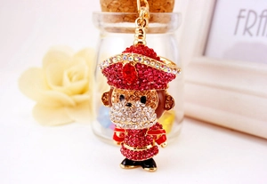 Vue macro d'un porte-clés singe avec strass rouges et armure traditionnelle dorée