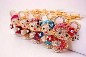 Dettaglio di portachiavi a forma di gatto con strass scintillanti in vari colori