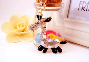 Vue détaillée d'un porte-clés girafe avec des strass étincelants et une finition dorée
