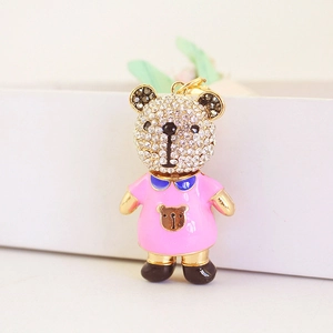 Porte-clés ours en strass brillant avec robe en émail rose et finition dorée